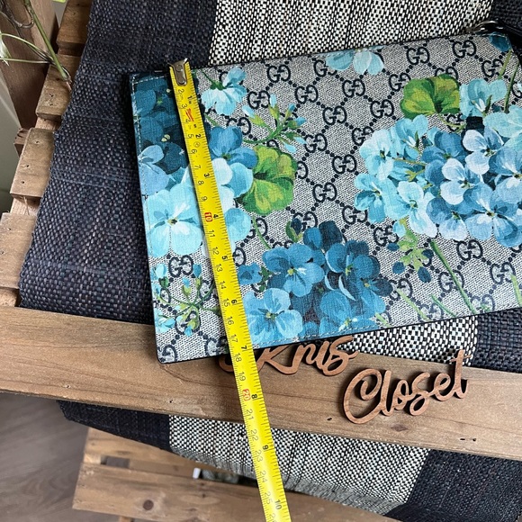 🌼SOLD🌼🌸Gucci Blooms Zip Wrislet Pouch🌸 - Picture 5 of 17